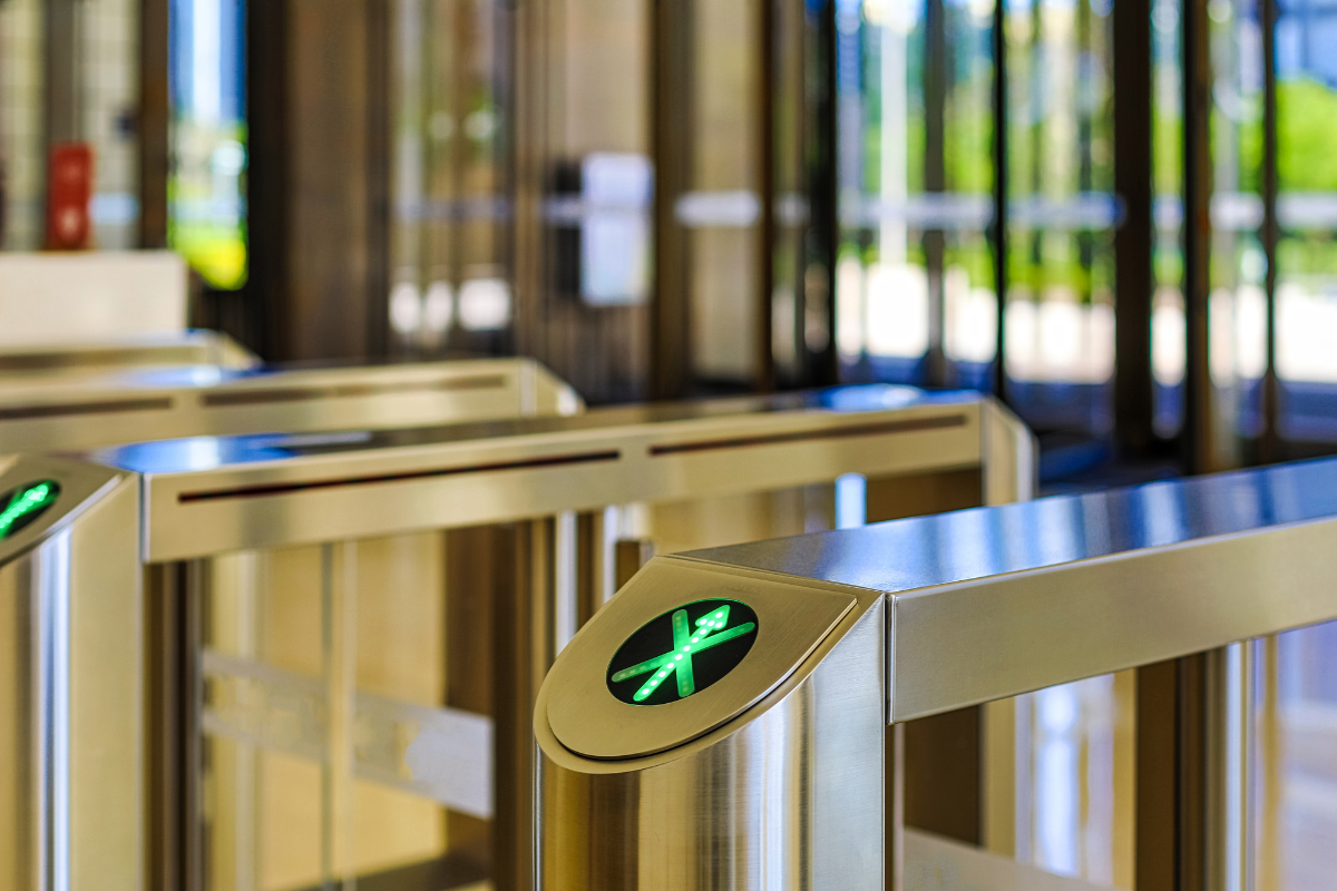 Torniquete y lector biométrico en el acceso de un edificio corporativo