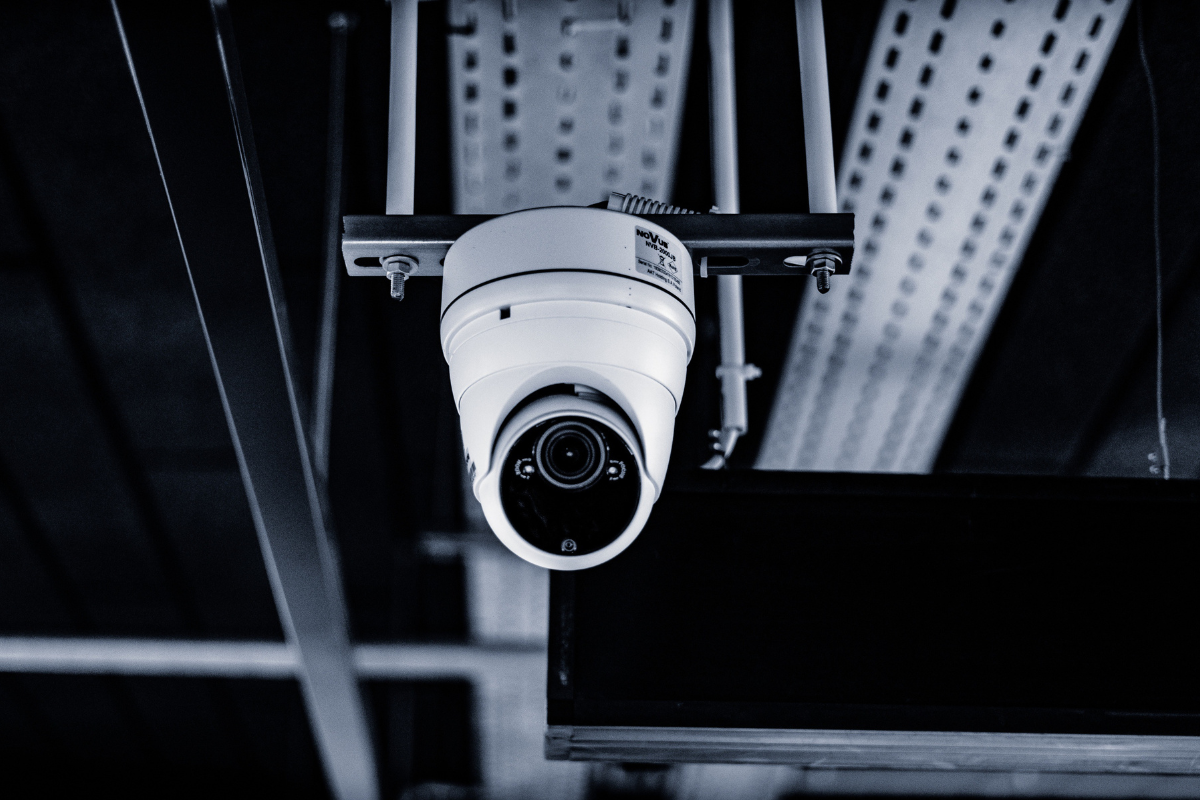 Cámara de videovigilancia instalada en la fachada de un inmueble