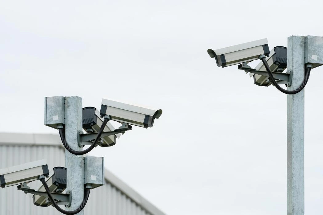 Cámara de CCTV urbano instalada en fachada de fraccionamiento