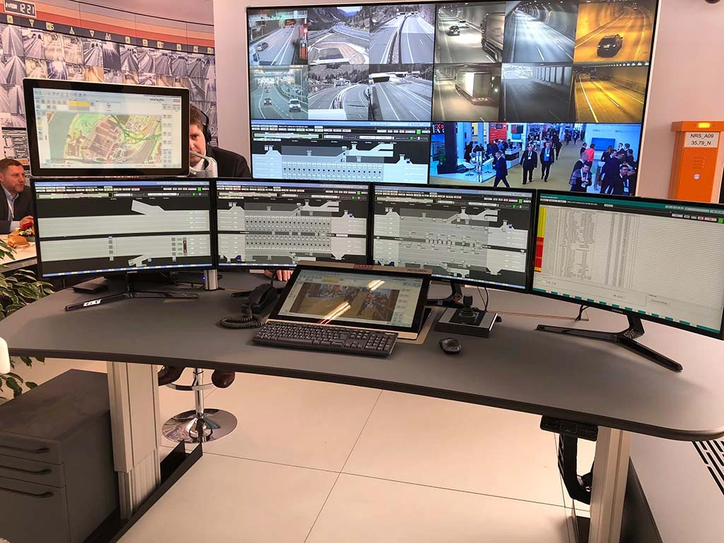 Centro de monitoreo con pantallas de video vigilancia